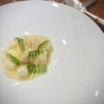 御影 ジュエンヌ - 白アスパラガスのリゾット。山椒の葉とチーズのマリアージュ。こういった組み合わせには目がない。