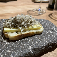 bb9 - 香り高いミルキーな燻製バターとトリュフのブルスケッタ。薪焼の魅力に引き込まれます！