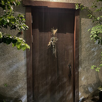 bb9 - 大雨の夜でしたがライトに雨粒が反射して幻想的なファサードに✩.*˚