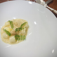 御影 ジュエンヌ - 白アスパラガスのリゾット。山椒の葉とチーズのマリアージュ。こういった組み合わせには目がない。