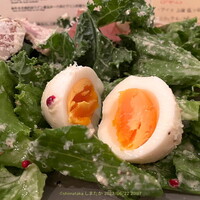 イレール人形町 - 自家製ハムと生ハム 半熟玉子の野菜サラダ りんごドレッシング