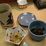 お通しの烏賊の沖漬けと昆布の煮物