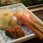 栄寿司 - 右側から谷中生姜の甘酢漬け、がり、大根の醤油漬け
