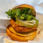 フレッシュネス・バーガー - 料理写真:パクチーチキンバーガー グリーンカレー