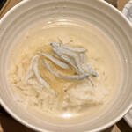 Yayoi Ken - しらすおろし朝食390円、無料のダシをかけて出汁茶漬けに