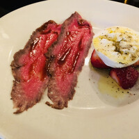 LOVAT - Cold Appetizer ブッラータチーズと苺 黒毛和牛のローストビーフ