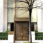 ロオジエ - 椿を模した門
      ドアマンさんが開けてくださいます。
      
      帰りはレストランフロアから直接駐車場へ。
      内堀支配人がお手振りでお見送りでした。