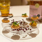 ロオジエ - 乾杯はノンアルコールシャンパーニュロゼ
      フィンガーオードブルにも黒トリュフ