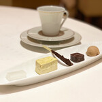 ロオジエ - フリヤンディーズのワゴン
      20種類以上の中から好きなだけ
      
      cafeも美味しい！
      何度もサーブしてくださります。