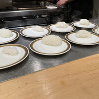 銀座 大石 - 来客の食べるペースに合わせて量を調節。お肉の厚みだったり。これはカレーのご飯。同時スタートだからできる対応だが発明だとは思う。世界初と大石シェフはおっしゃってたが確かにこんな面倒誰もしないと思う。