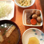 おふくろ食堂 - 味噌汁も美味しい、煮物もまたいい味付け、マカロニサラダも安心して食べれます。