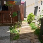 カレー専門店 円山教授 - 入口のガーデニング