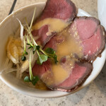 らぅめん考房 ありがた屋 - 「クリーミーホースラディッシュのローストビーフご飯(400円)」