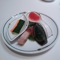 中国飯店 市ヶ谷店 - コース①　前菜 人参とキューリの甘酢漬け、焼き豚のカリカリ焼き、ピータン、トマトのマリネ
                