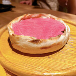 名古屋テラス - シカゴピザpink
            
            写真よりビーツのピンク感が強くて、絶妙に食欲が失せる色合い
            たっぷりチーズの下に、ミートパイの具のようなたっぷりミートソースが。
            
            終盤になるとヘビー級のパンチで胃に来る
