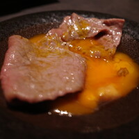 西中州焼肉 きらく - 卵黄うにを絡ませ