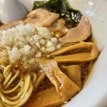 びんびん - コチラも味の染みたメンマ。細麺との対比が面白い