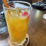 豊中グリル喫茶 ハチ珈琲 - セットのドリンク。オレンジジュースにさくらんぼ。