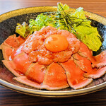 Nikutareya - ローストビーフとマグロと卵黄のトリプルコラボ丼