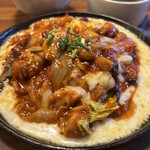 Jinsei Sakaba - チーズタッカルビ。野菜、椎茸、トッポギ、鶏が入ってる。コチュジャン多めです。お酒かご飯ないと単品ではツラいかも〜