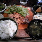 ニシクボ食堂 - 鶏肉とのパリパリ焼き甘辛ソース￥８８０