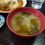 味里屋食堂 - 若布と玉葱のお味噌汁。