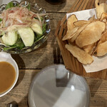 山芋の多い料理店 川崎 - なすとエビのサラダ(季節限定)、大和芋くるりんチップス