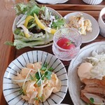 Gohan To Oyatsu Cafe Nnn - 玉子料理、サラダ、マカロニ、白ワインにつけたトマト