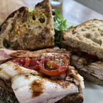 まちのパーラー - ローストポークサンド（ご開帳）