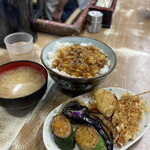 豊野丼 - 芝海老のかき揚げ天丼（野菜三品）¥1300 のはずですが、野菜はズッキーニ×2、ナス、椎茸、タマネギ、ニンジン入りの大サービス