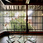 la buche - 店内入口にあるオブジェ。シェフのお母上が製作されたとか。魅力的なフォルム、背景の緑と格子にもよくマッチしている。