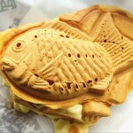 たい焼君のお店 ことぶき屋  - 料理写真:たい焼き(￥300)。上からだとデカさが伝えられん！