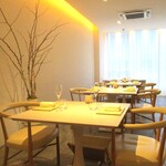 レミニセンス - 白色を基調とした室内。