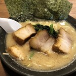 横浜家系ラーメン 本郷家 - 醤油豚骨チャーシュー（950円）