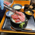 海鮮丼専門店 木津 魚市食堂 - どんどん乗せてくれます　