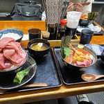 海鮮丼専門店 木津 魚市食堂 - 左　こぼれ 本マグロ丼！(ご飯大・トロ変更)
      右　ウニ海鮮丼