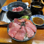 海鮮丼専門店 木津 魚市食堂 - 予備ご飯が、無くなれば 本丼のマグロを一時非難！
      ご飯と一緒にどんどん食べますが…  かなり有ります
      （≧∇≦）