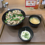 伝説のすた丼屋 - 料理写真:塩すた丼とセットの味噌汁、とろろ('23/06/24)