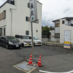 魚六 - 専用駐車場は向かいに３台分