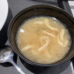 松屋 - フタを外した味噌汁。