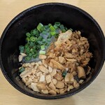 Yokobori Gyouza - 小鉢に入った春雨の上にナッツと葱、鍋にすぐ投入