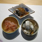 たか吉の鮨 - 口取り
            生桜エビ、コハダ、貝