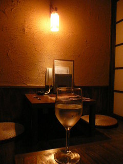 カーヴ隠れや - ワイングラスで飲むシリーズ「日本酒だっさい」飲みやすくて旨い