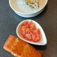 ワカヌイ グリル ダイニング バー 東京 - 見えにくいけどサーモン