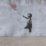 麺や二代目 夜来香 - 第２駐車場に隣接するバンクシー風の壁画【２０２３年６月撮影】