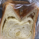 パン工房クルール - さつまいもあん食パン　４３０円