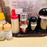 とんかつ よしだ - クリーミーな胡麻ドレは酸味も効いてる。辛味調味料はやや辛でスパイシーさが増し食欲も増進。わさび塩としょうゆは今回使用せず。