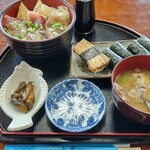 寿司とレストラン大黒  - 日替わり丼（ワラサとマダイ）500円　かんぴょう巻き210円　玉子80円