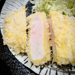 とんかつ よしだ - ロースを先ずは塩と生ワサビで。超ジューシーで瑞々しく肉が柔らか甘い。ロースの端っこにある脂身もくどく無く美味しく食べれた。