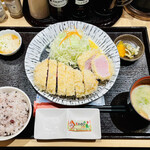 とんかつ よしだ - オーダーから23分程で提供だったけどそれでも待つ価値有り。桜色の断面が映える。柚子香るお味噌汁はお上品な味で青さが入ってる。白トンカツに生ワサビと塩の組合わせが良かった。